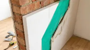 Parete interna in mattoni con pannelli isolanti e barriera al vapore parzialmente installati