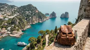 Vista panoramica di Capri con zaino e borraccia su un muretto in primo piano
